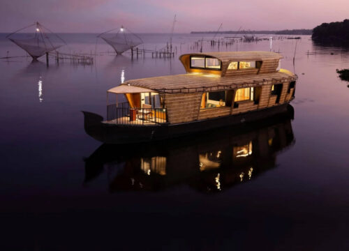 2 Nights/3 Days:  Cochin – Munnar – Thekkady – Kumarakom (Hill Station, Wildlife & Luxury Backwater Stay)