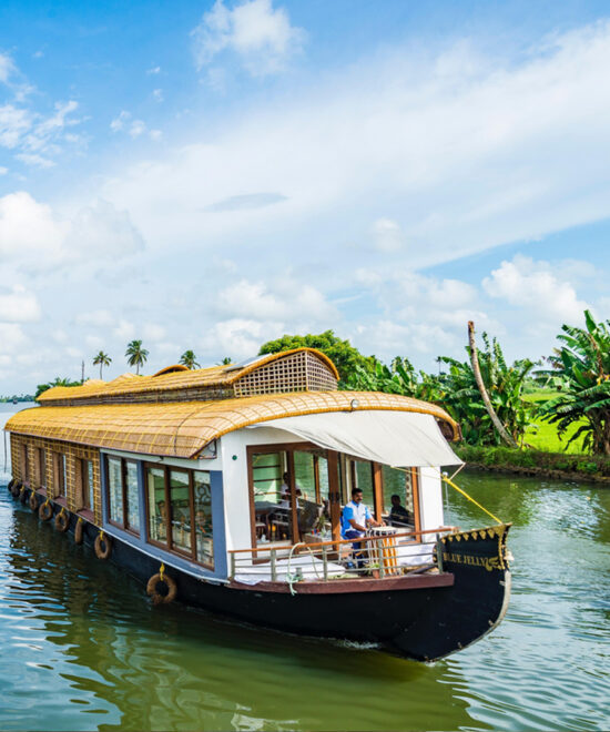 4 Nights / 5 Days: Cochin – Munnar – Thekkady – Kumarakom (Hill Station, Wildlife & Luxury Backwater Stay)
