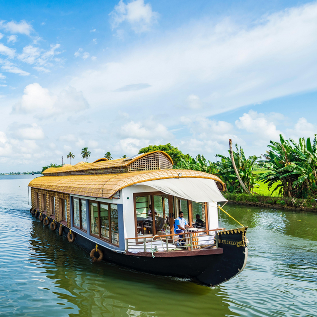 4 Nights / 5 Days: Cochin – Munnar – Thekkady – Kumarakom (Hill Station, Wildlife & Luxury Backwater Stay)