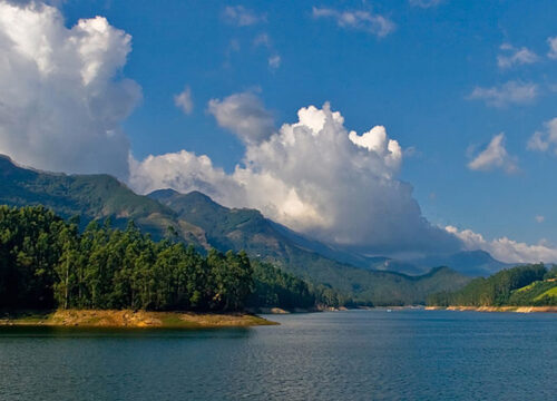4 Nights / 5 Days: Cochin – Munnar – Thekkady – Alleppey (Hill Station, Wildlife & Backwaters)
