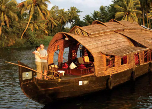 6 Days Munnar, Thekkady and Alleppey Honeymoon