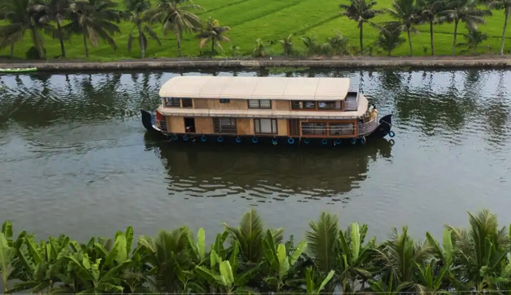 5 Days Munnar and Alleppey Houseboat Honeymoon