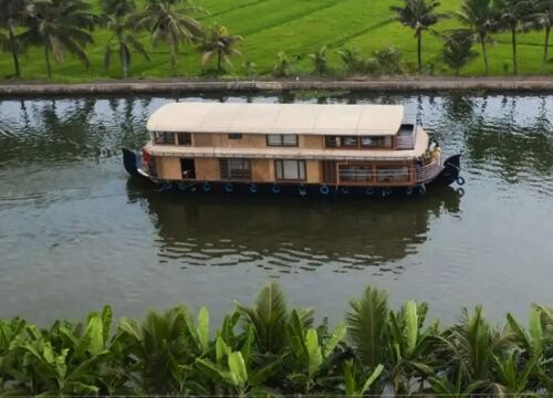 5 Days Munnar and Alleppey Houseboat Honeymoon